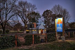 uma casa com um sinal em frente em Lusso KV em Whitfield