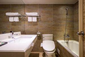 Koupelna v ubytování Golden Home Hotel