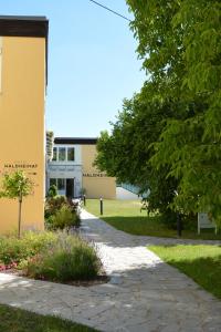 een loopbrug voor een gebouw bij Hotel Waldheimat in Gallneukirchen