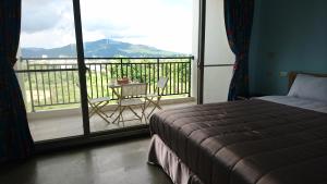 Vista generica sulle montagne o vista sulle montagne dall'interno del bed & breakfast