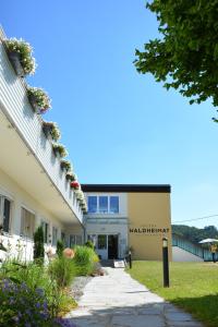 uitzicht op de voorzijde van een gebouw bij Hotel Waldheimat in Gallneukirchen