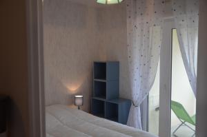 プルゴンヴランにあるTrez hir Appartementのベッドルーム(ベッド1台、窓付)