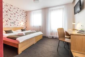 Postel nebo postele na pokoji v ubytování Hotel Kraví Hora