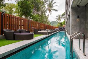 Bazén v ubytování Maneetel Krabi Beachfront-SHA Plus nebo v jeho okolí
