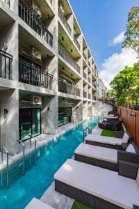 A piscina localizada em Maneetel Krabi Beachfront-SHA Plus ou nos arredores
