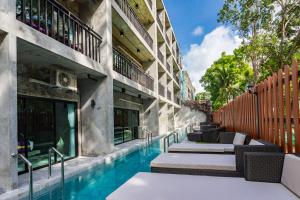Bazén v ubytování Maneetel Krabi Beachfront-SHA Plus nebo v jeho okolí