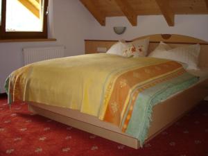 Łóżko lub łóżka w pokoju w obiekcie Hotel Garni Försterheim