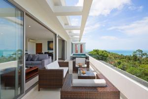 uma varanda aberta com vista para o oceano em Tranquil Residence 3 - 2 Bedroom Apartment em Lamai