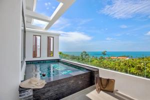 uma vista para o oceano a partir da varanda de uma villa em Tranquil Residence 3 - 2 Bedroom Apartment em Lamai