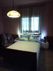 ミリエスにあるPerky Rosesのベッドルーム(大型ベッド1台、窓付)
