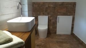 Kúpeľňa v ubytovaní Forest Romantic Apartment Brdy