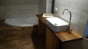 Kúpeľňa v ubytovaní Forest Romantic Apartment Brdy