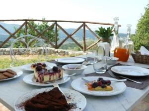 uma mesa coberta com pratos de bolo e fruta em Borgo di Vezzano em Calenzano