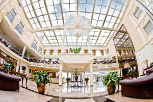 a large shopping mall with a glass ceiling at Hotel SPA Faltom Gdynia Rumia in Rumia