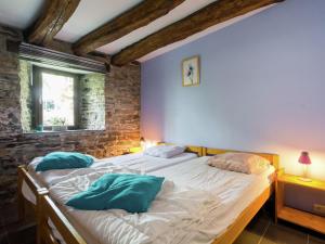 Una cama o camas en una habitación de Quaint Apartment in Sensenruth with Lavish Interiors