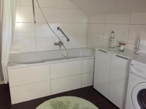 Ванна кімната в Ferienwohnung Tonberg 4