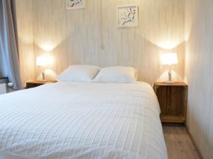 En eller flere senger på et rom på Luxurious Holiday Home in Hamoir with Terrace