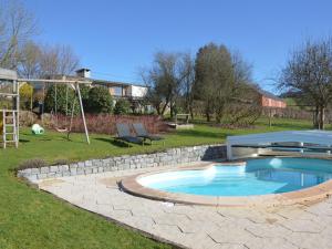 einen Pool im Garten mit Schaukel in der Unterkunft Luxurious Villa in Stavelot with Sauna and Pool in Stavelot