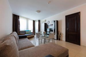 un soggiorno con divano e tavolo di Apartment in Luxury Resort Sveti Vlas a Sveti Vlas