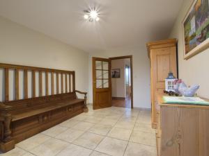 sala de estar con banco y escalera en Holiday Home in Gouvy Ardennes with Sauna, en Rogery