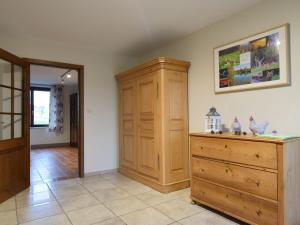 Habitación con armario de madera y cómoda. en Holiday Home in Gouvy Ardennes with Sauna, en Rogery