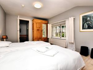 - une chambre avec 2 lits blancs et une fenêtre dans l'établissement Luxurious Holiday Home in erezee with Jacuzzi, à Érezée