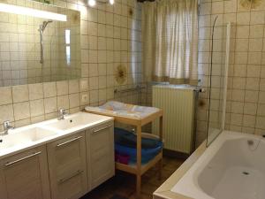 Koupelna v ubytování Modern Escape with Private Sauna