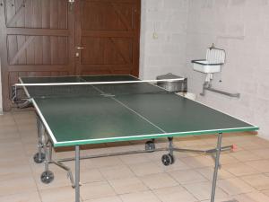 Stolní tenis v ubytování Modern Escape with Private Sauna nebo okolí