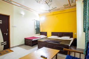 Habitación con 2 camas y mesa. en Hotel New City Inn en Jaipur