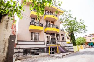 ein Gebäude mit gelben Balkonen auf einer Straße in der Unterkunft Hotel New City Inn in Jaipur