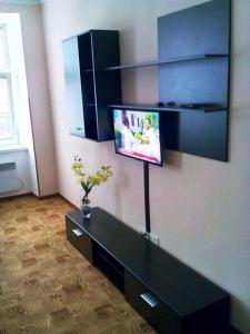 sala de estar con TV en la pared en Skovoroda apartment, en Leópolis