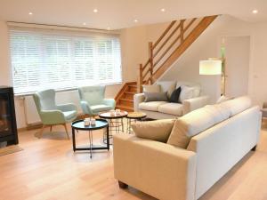 ein Wohnzimmer mit einem Sofa und Stühlen in der Unterkunft Superb holiday home with garden in Serinchamps in Serinchamps
