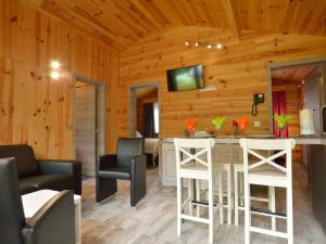 Televisyen dan/atau pusat hiburan di Chalet near Durbuy with Private Garden +32 gambar