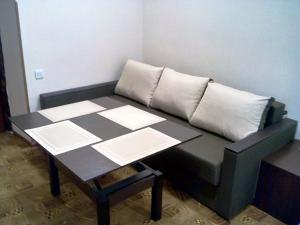 una mesa y un sofá con papeles. en Skovoroda apartment, en Leópolis