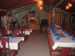 En restaurant eller et andet spisested på Toftenes Sjøhuscamping