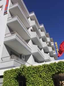 ein großes weißes Gebäude mit einer Seitentreppe in der Unterkunft Hotel Sacratif in Torrenueva
