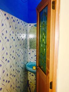 baño con aseo y puerta de cristal en J hostel kandy, en Kandy