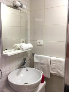 Ένα μπάνιο στο Central Split rooms and apartments Paese