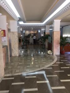 un pasillo de un edificio con gente a lo lejos en Hotel Sacratif, en Torrenueva