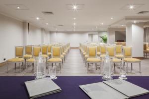 einen Konferenzraum mit Stühlen, Tischen und Weingläsern in der Unterkunft Mazzarò Sea Palace - The Leading Hotels of the World in Taormina