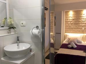 Ένα μπάνιο στο Central Split rooms and apartments Paese