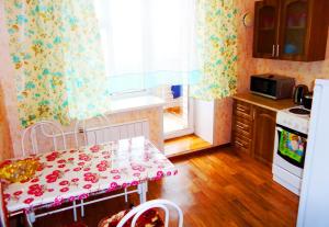 チタにあるApartment TwoPillows Krasnoarmeyskaya 12 9flの小さなキッチン(テーブル、電子レンジ付)