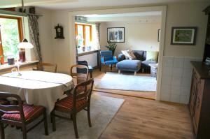 een keuken en een woonkamer met een tafel en stoelen bij FH Drosselschmiede in Lütjenholm