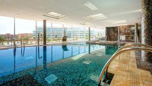 A piscina localizada em Hipotels Playa de Palma Palace&Spa ou nos arredores