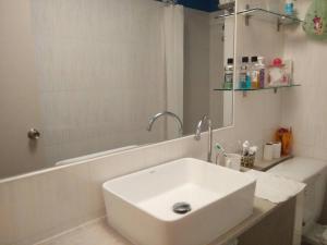 Koupelna v ubytování Renovate Room Near Impact