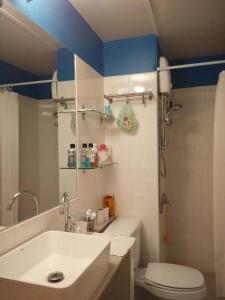 een badkamer met een witte wastafel en een toilet bij Renovate Room Near Impact in Ban Bang Phang