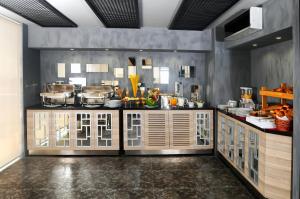 Η κουζίνα ή μικρή κουζίνα στο Akoni Hotel +31 φωτογραφίες