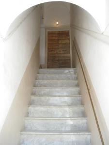 Poggio MirtetoにあるApartment Il Duomoの木製のドア付きの階段