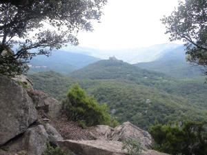 uma vista para uma montanha com um castelo no topo em Argelès Plage-tout près de la mer em Argelès-sur-Mer