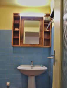 y baño con lavabo y espejo. en La Cigale, en Saint-Hippolyte-du-Fort